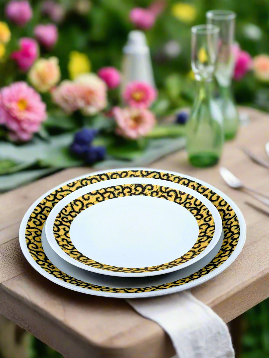 Coffret d'assiettes rondes en porcelaine fine Française fabriquées à la demande avec motif anneaux fins WAX d'afrique "Macaroni ou Conseiller" jaune dans coffret de 6 assiettes.