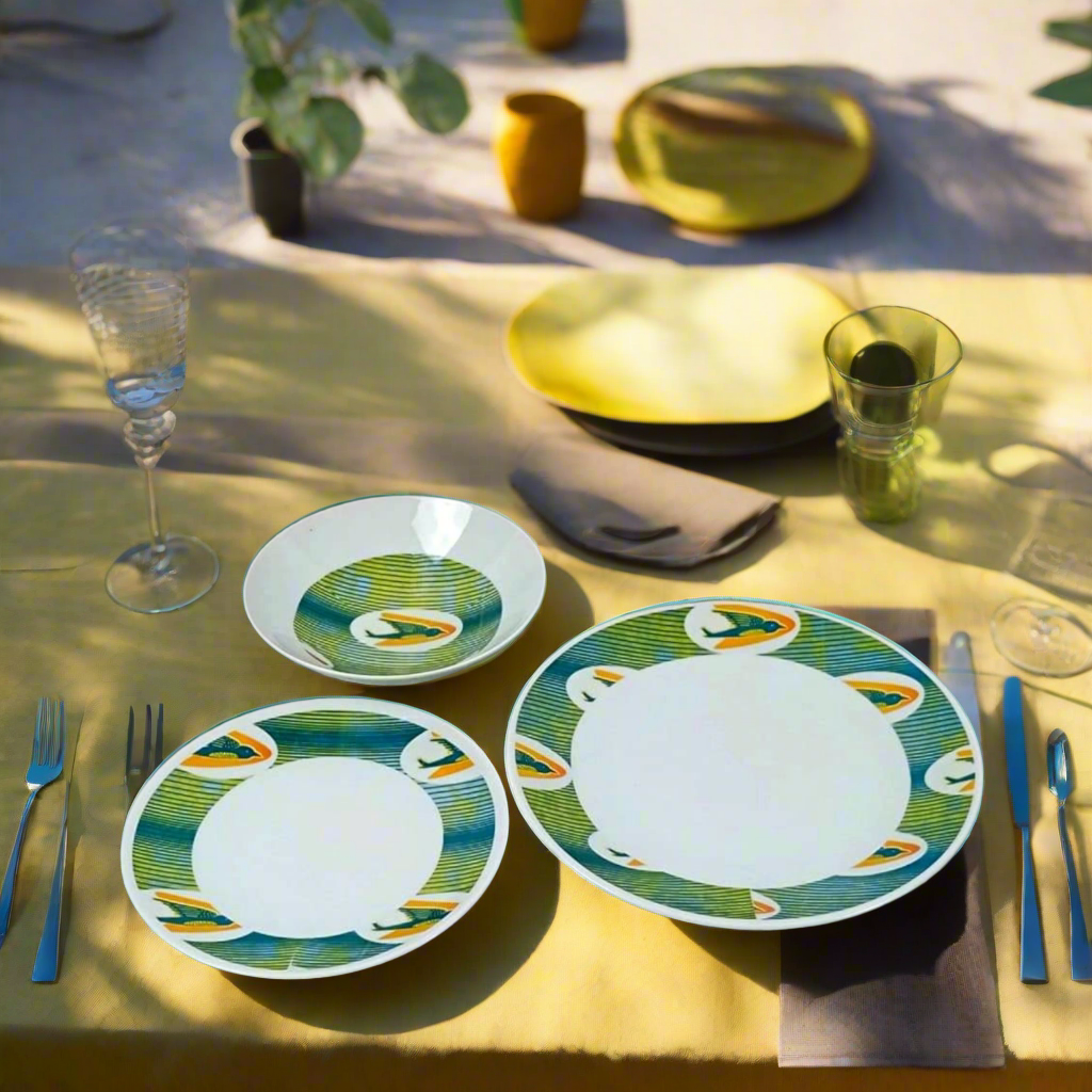 Assiettes en porcelaine fine – Motif africain WAX 'Hirondelles' – Fabrication française personnalisée