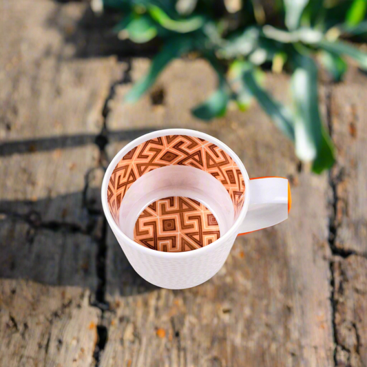 Mug grenaille à l'extérieur, motif à l'intérieur en porcelaine fine Française fabriquée à la demande avec soucoupe motif bande ethnique d'Afrique "#Ntshak (du peuple Kuba Ethnie shouwa du Congo)