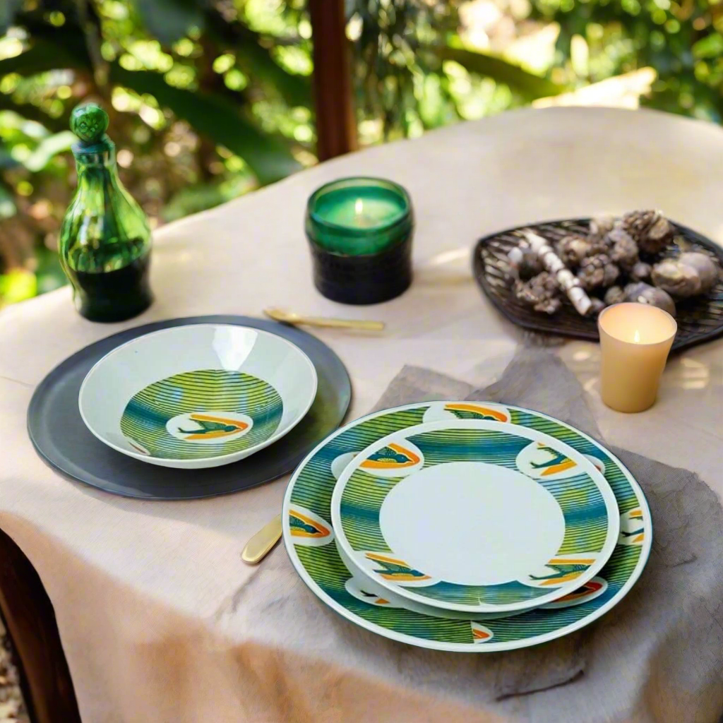 Assiettes en porcelaine fine – Motif africain WAX 'Hirondelles' – Fabrication française personnalisée