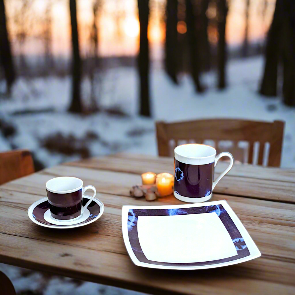 Coffret petit déjeuner en porcelaine fine française, orné d’un motif indigo, composé d'une petite assiette, d'une tasse à café et d'un MUG, présentés dans une boîte prestige.