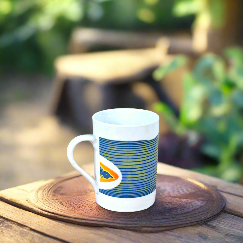 Coffret petit déjeuner en porcelaine fine française, orné d’un  motif anneau WAX "hirondelles"  composé d'une petite assiette, d'un grand bol et d'un MUG, présentés dans une boîte prestige.