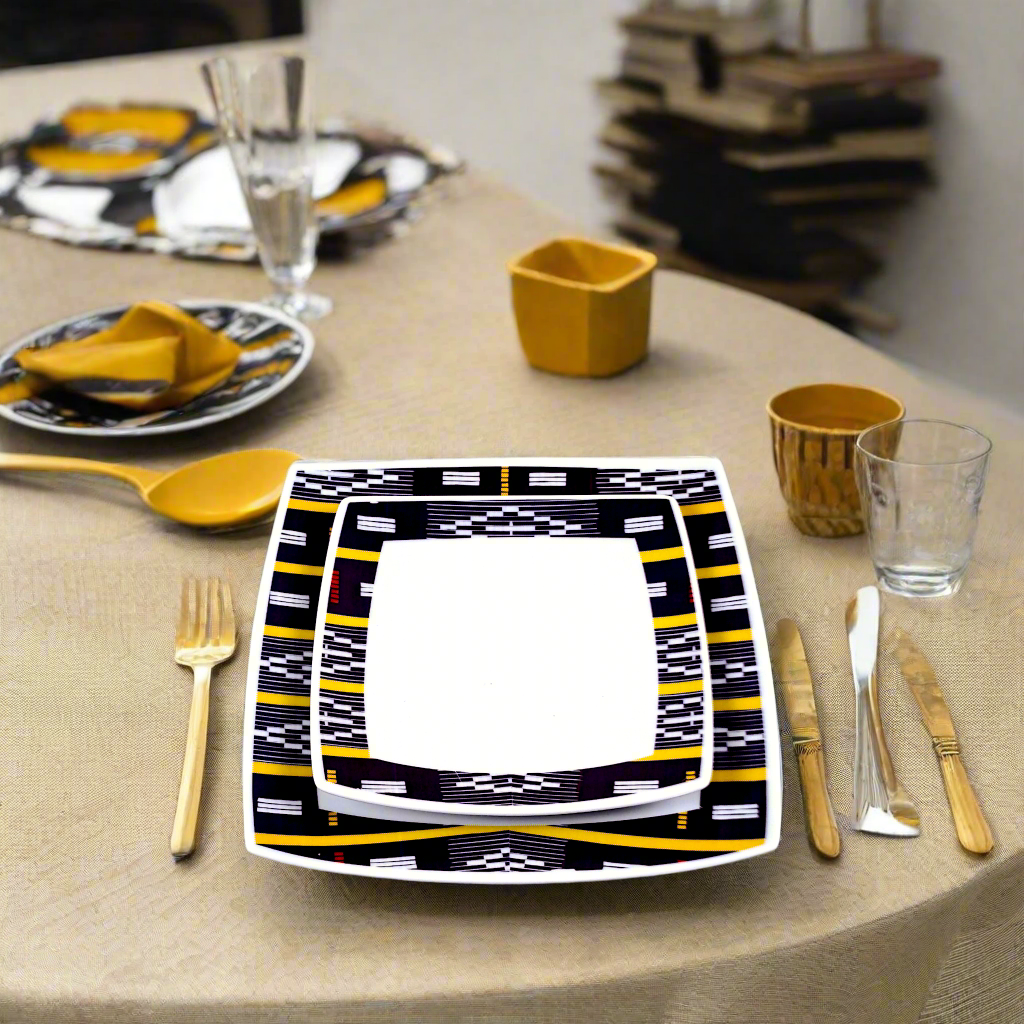 Coffret d'assiettes carrées en porcelaine fine Française fabriquées à la demande avec motif bande Ethnique d'Afrique "Baoulé" de Côte d'Ivoire dans coffret de 6 assiettes