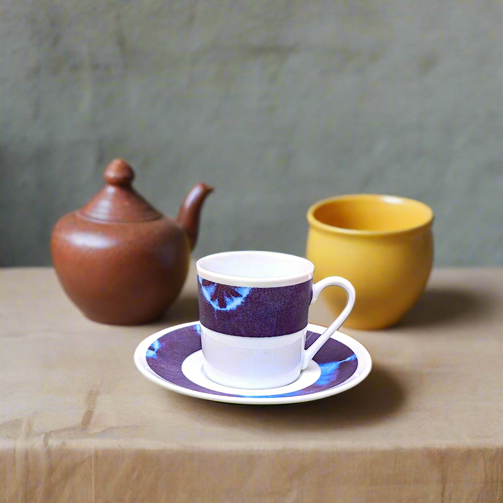 Tasse à Café en porcelaine fine Française fabriquée à la demande avec soucoupe motif ethnique africain  "indigo" bleu