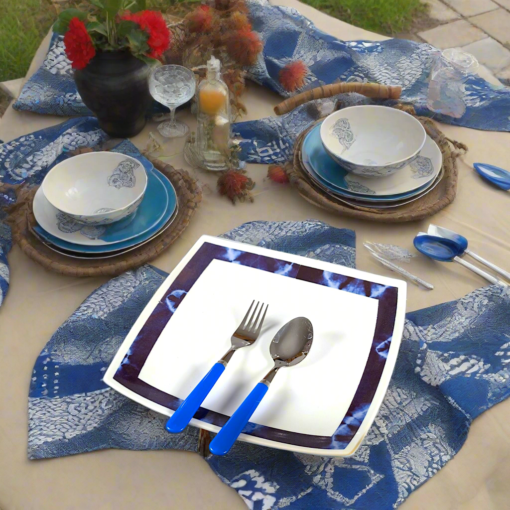 Coffret d'assiettes carrées en porcelaine fine Française fabriquées à la demande avec motif ethnique d'Afrique bleu nuit " Indigo", présenté dans un coffret de 6 assiettes