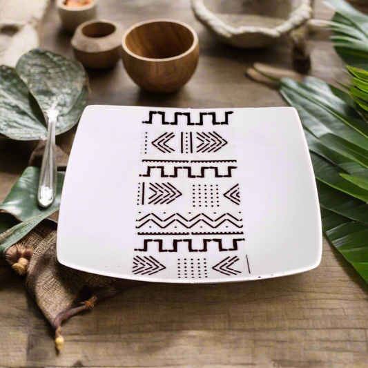 Coffret d'assiettes carrées en porcelaine fine Française fabriquées à la demande avec motif bande ethnique d'Afrique "#kente ou Kita" 2 du Ghana et Togo, présenté dans un coffret de 6 assiettes.
