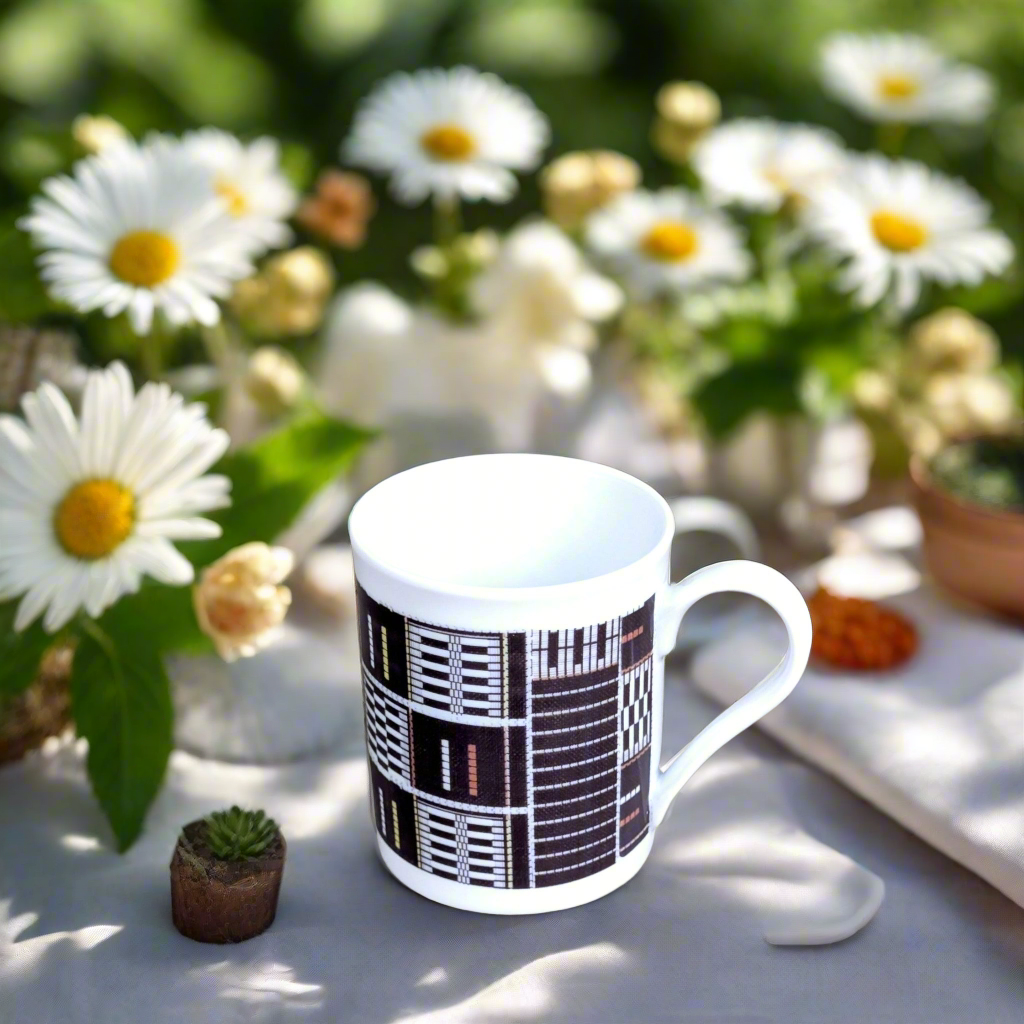 Coffret petit déjeuner en porcelaine fine française, orné d’un motif ethnique "Sénoufo" de Côte d'Ivoire, composé de 3 pièces parmi une petite assiette, d'un bol, une tasse à café et d'un MUG, présentés dans une boîte prestige.