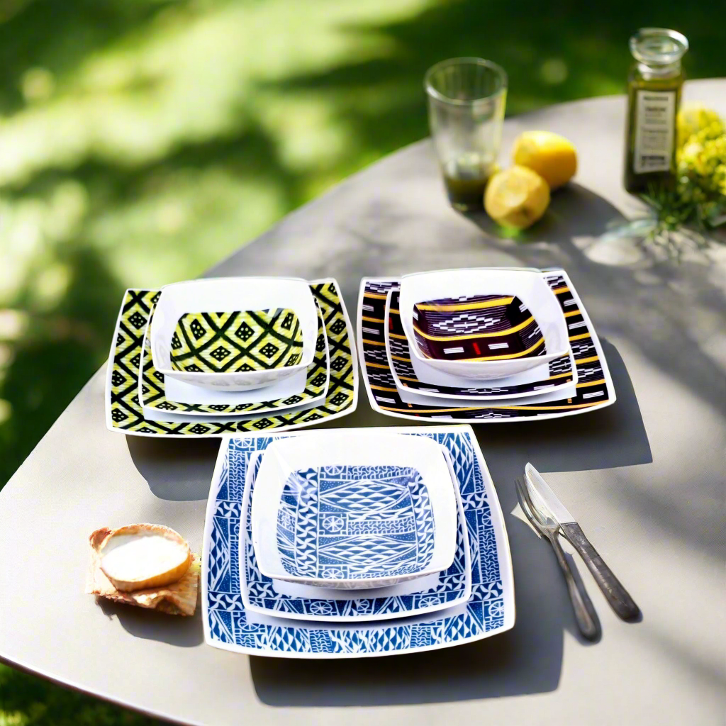 Coffret d'assiettes carrées en porcelaine fine Française fabriquées à la demande avec motif bande yoruba d'Afrique "Ibukunoluwa"   dans coffret cadeau de 6 assiettes.