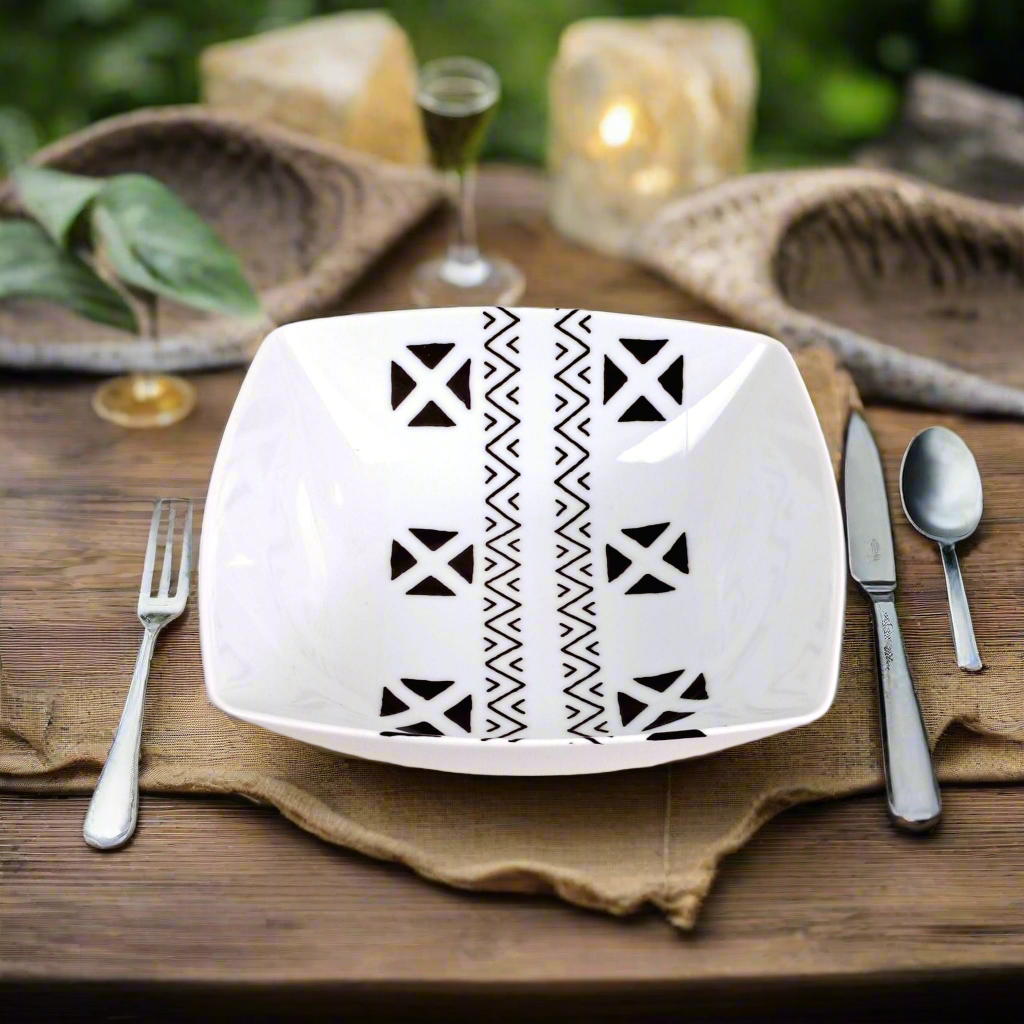 Coffret d'assiettes carrées en porcelaine fine Française fabriquées à la demande avec motif bande ethnique d'Afrique "#kente ou Kita du Ghana et Togo, présenté dans un coffret de 6 assiettes.