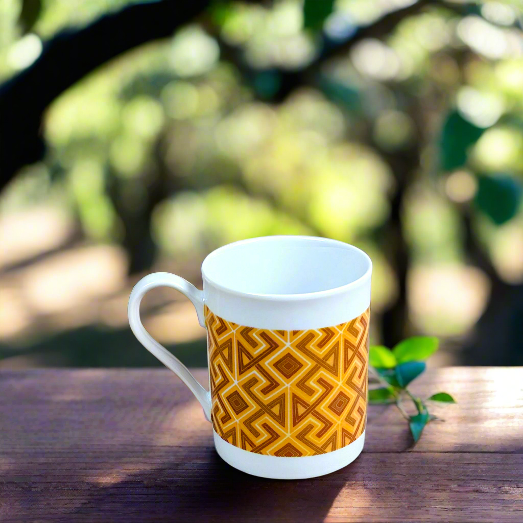 Coffret petit déjeuner en porcelaine fine française, orné d’un  motif bande ethnique d'Afrique "#Ntshak (du peuple Kuba Ethnie shouwa du Congo) composé d'une petite assiette, d'un grand bol et d'un MUG, présentés dans une boîte prestige.