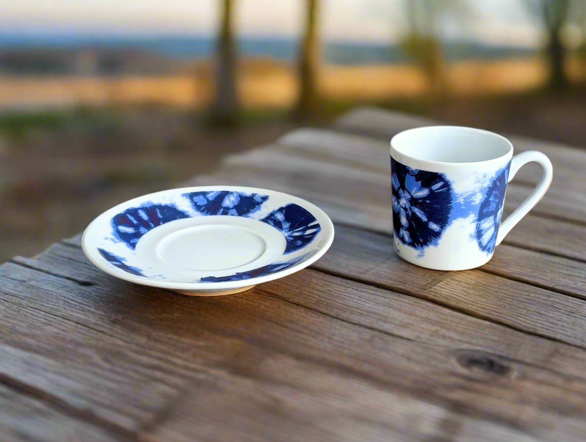 Tasse à Café en porcelaine fine Française fabriquées à la demande avec soucoupe motif Ethnique d'Afrique "Indigo inversé"