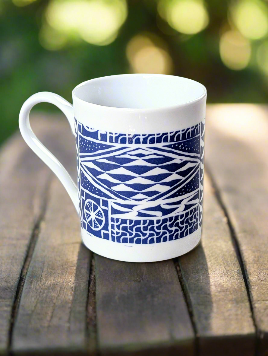 Mug en porcelaine fine Française fabriqué à la demande, motif d'Afrique, camerounais extérieur bleu "Ndop"
