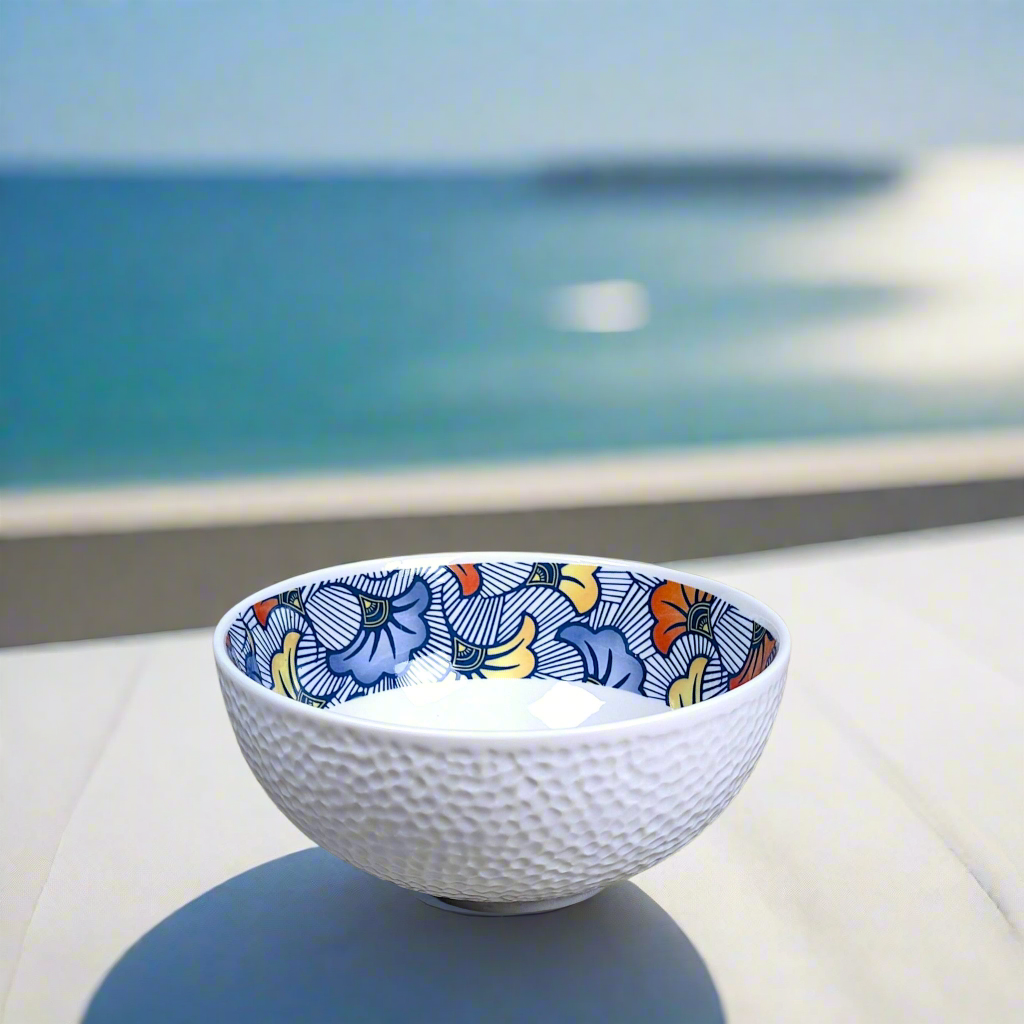 Coffret petit déjeuner en porcelaine fine française, orné d’un motif WAX "Fleurs de Mariage" bleu, composé d'une petite assiette, d'un bol et d'un MUG, présentés dans une boîte prestige.