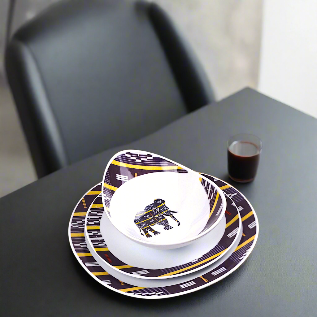 Coffret d'assiettes ovales en porcelaine fine Française fabriquées à la demande avec motif anneau Ethnique "Baoulé" de Côte d'Ivoire dans coffret de 6 assiettes