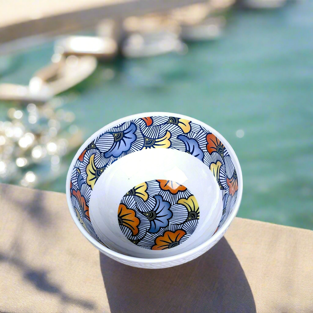 Coffret petit déjeuner en porcelaine fine française, orné d’un motif WAX "Fleurs de Mariage" bleu, composé d'une petite assiette, d'un bol et d'un MUG, présentés dans une boîte prestige.
