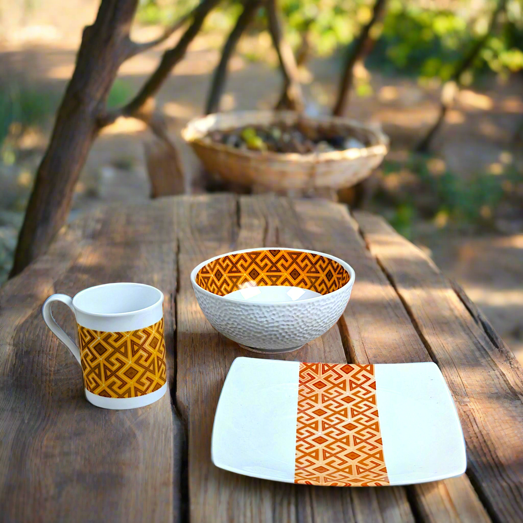 Coffret petit déjeuner en porcelaine fine française, orné d’un  motif bande ethnique d'Afrique "#Ntshak (du peuple Kuba Ethnie shouwa du Congo) composé d'une petite assiette, d'un grand bol et d'un MUG, présentés dans une boîte prestige.