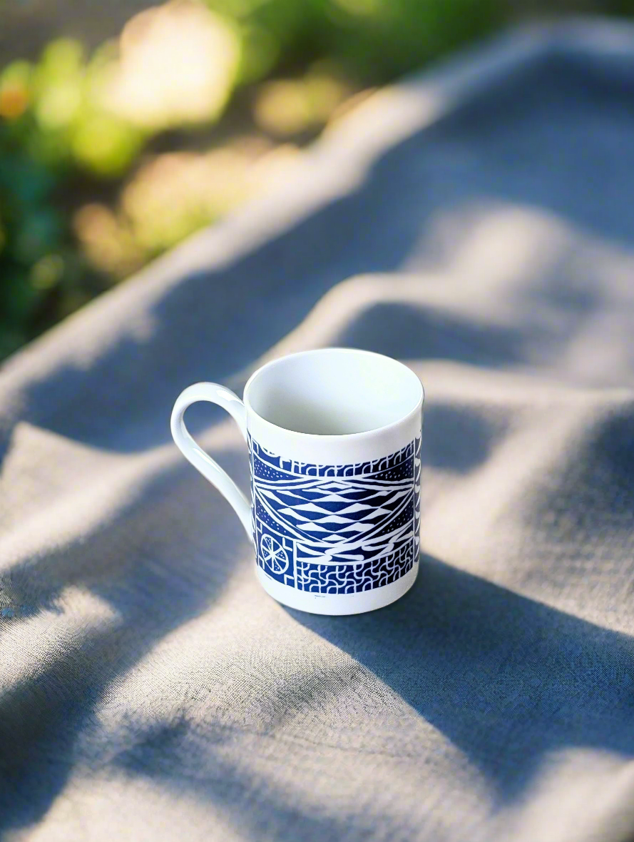 Mug en porcelaine fine Française fabriqué à la demande, motif d'Afrique, camerounais extérieur bleu "Ndop"