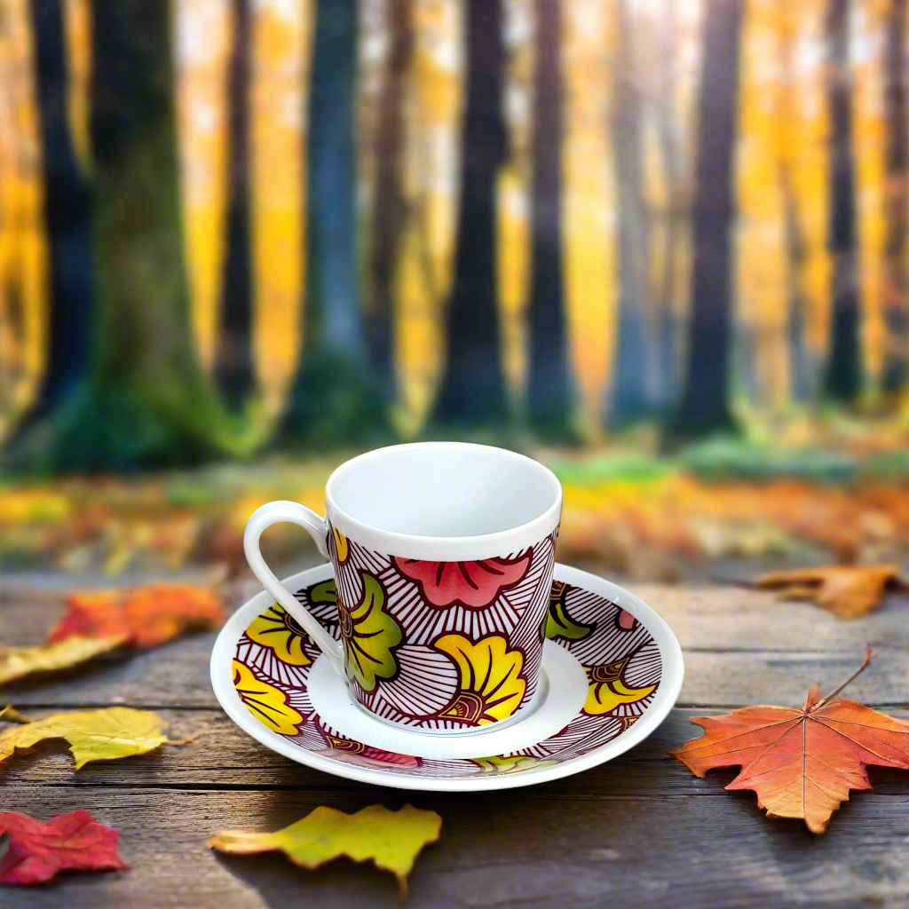 Coffret petit déjeuner en porcelaine fine française, orné d’un motif WAX "Fleurs de Mariage", composé d'une assiette creuse, d'une tasse à  café et d'un MUG, présentés dans une boîte prestige.