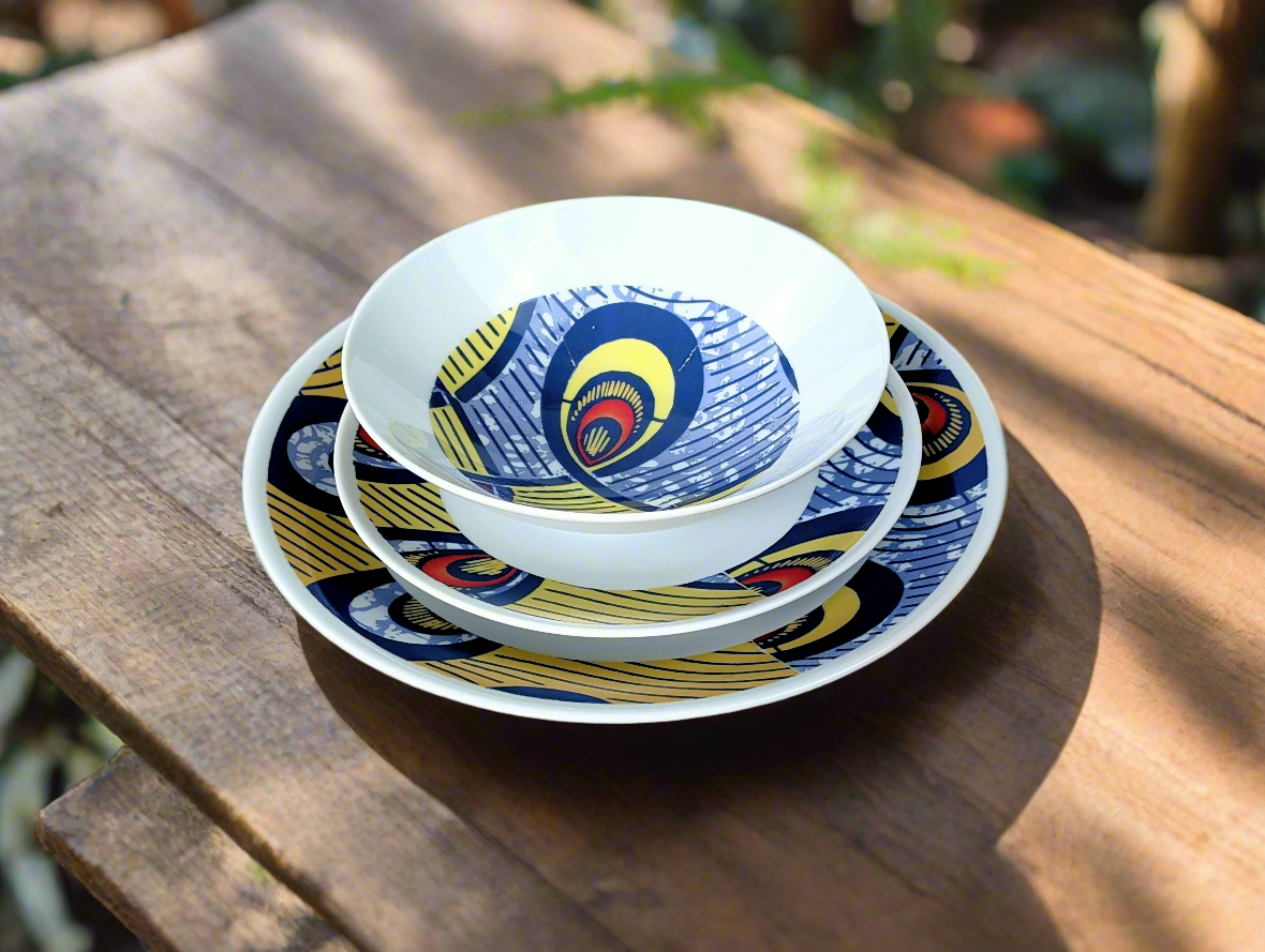 Coffret d'assiettes rondes en porcelaine fine Française fabriquées à la demande avec motif anneaux larges WAX d'afrique "Nos destins entrelacés" dans coffret de 6 assiettes.