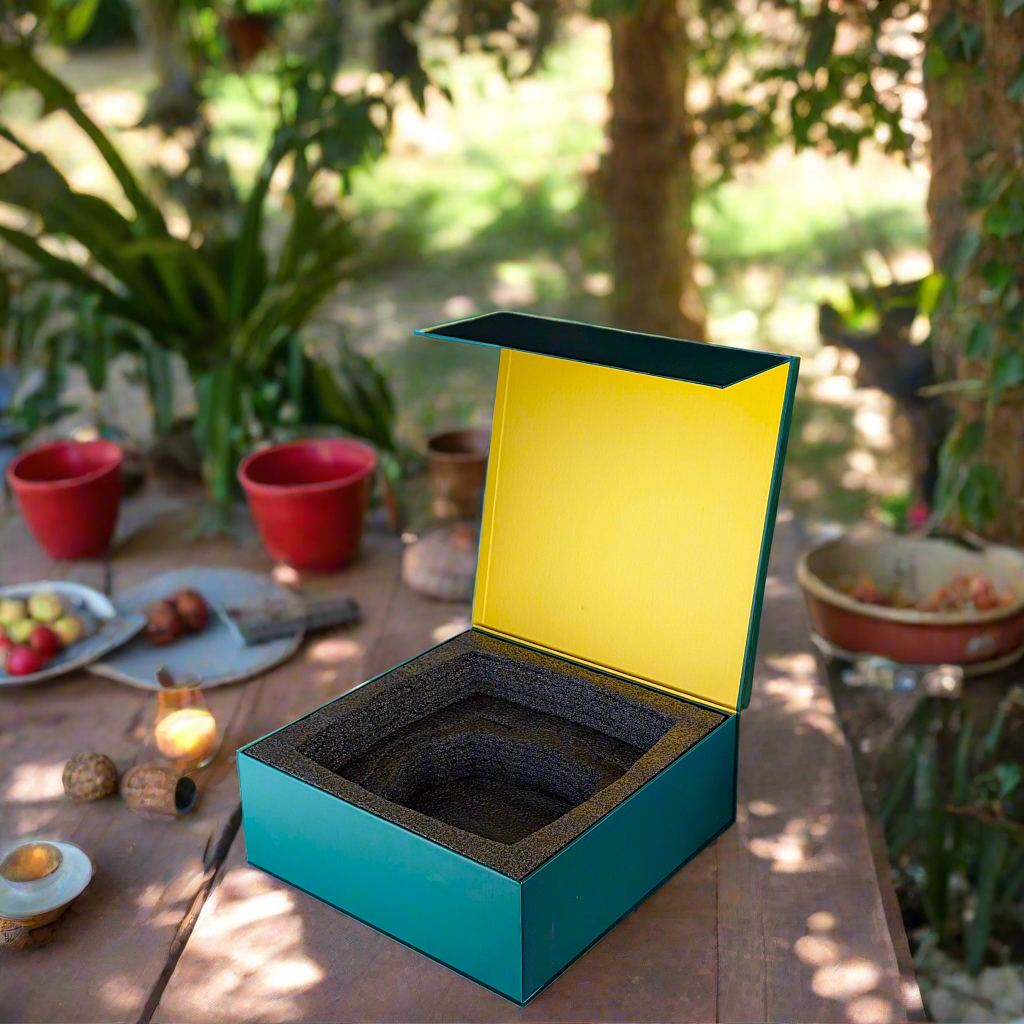 Coffret petit déjeuner en porcelaine fine française, orné d’un  motif anneau WAX "hirondelles"  composé d'une petite assiette, d'un grand bol et d'un MUG, présentés dans une boîte prestige.