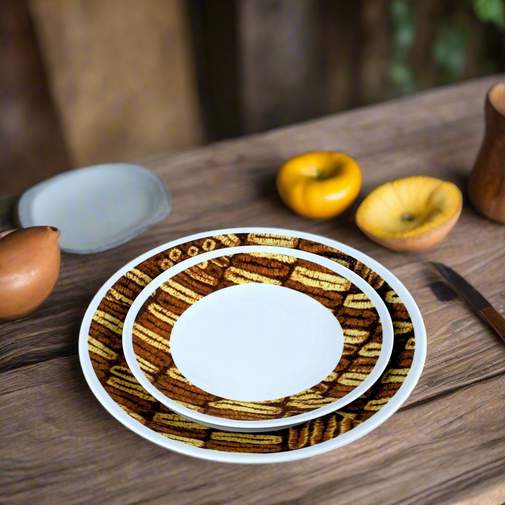 Vue de face sur bois sombre : assiettes rondes Dida brun et ocre empilées, coings et pot en terre en fond