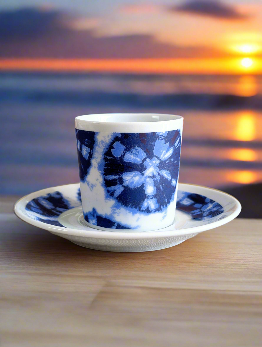 Tasse à Café en porcelaine fine Française fabriquées à la demande avec soucoupe motif Ethnique d'Afrique "Indigo inversé"