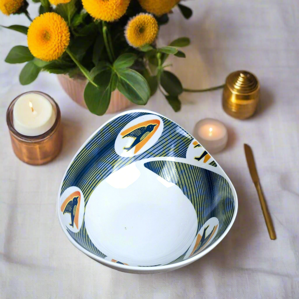 Saladier ovale en porcelaine fine Française fabriqué à la demande motif WAX anneau en spirale  "Hirondelles"