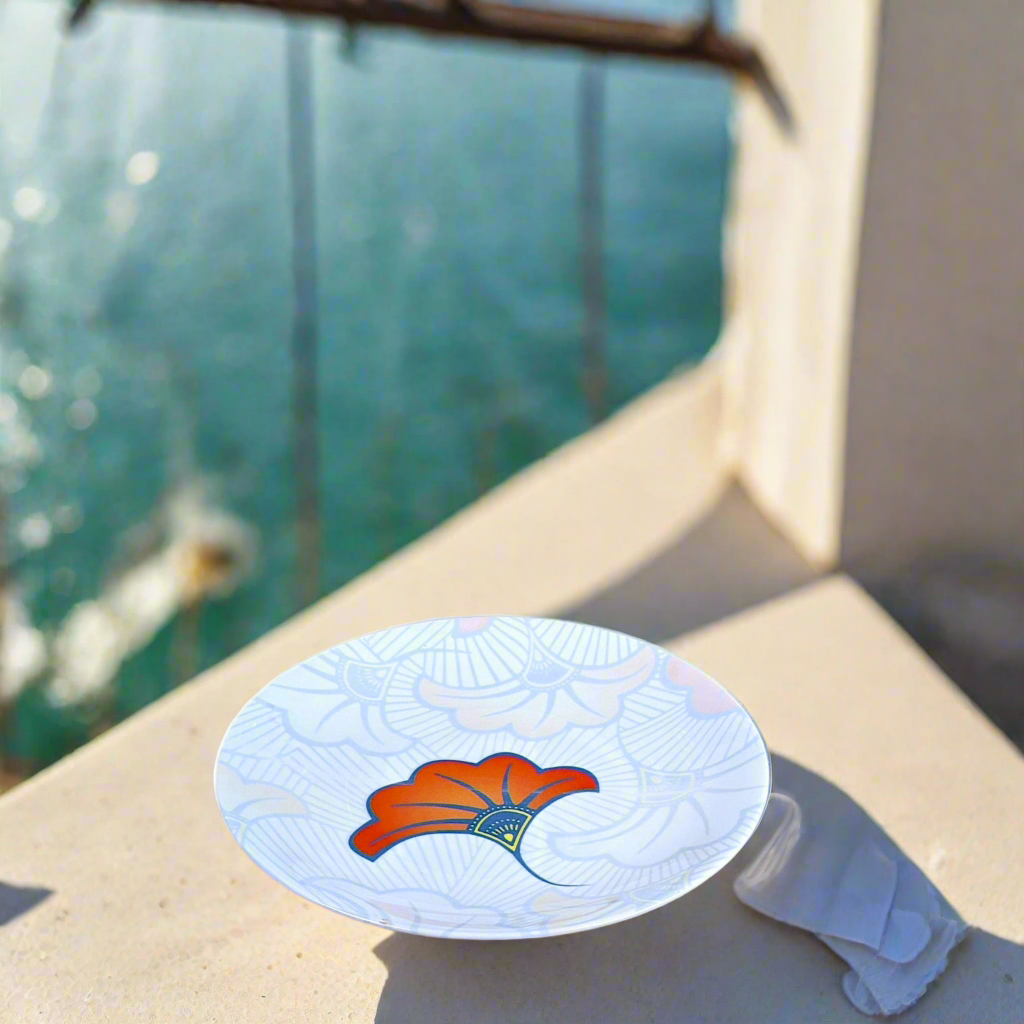 Coffret petit déjeuner en porcelaine fine française, orné d’un motif WAX "Fleurs de Mariage" bleu, composé d'une petite assiette, d'un bol et d'un MUG, présentés dans une boîte prestige.