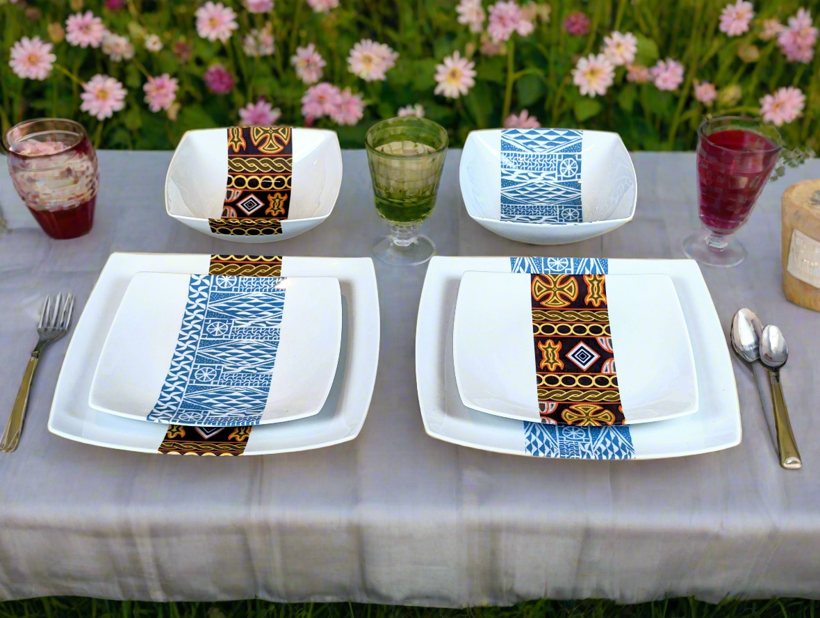 Coffret d'assiettes carrées en porcelaine fine Française fabriquées à la demande avec motif bande ethnique d'Afrique "Ndop" bleu du Cameroun, présenté dans un coffret de 6 assiettes.