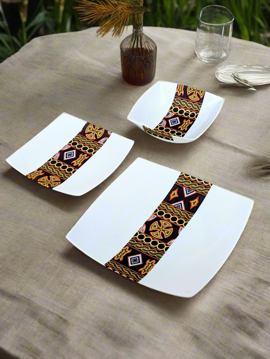Coffret d'assiettes carrées en porcelaine fine Française fabriquées à la demande avec motif bande ethnique d'Afrique "Ndop" noir du Cameroun, présenté dans un coffret de 6 assiettes.