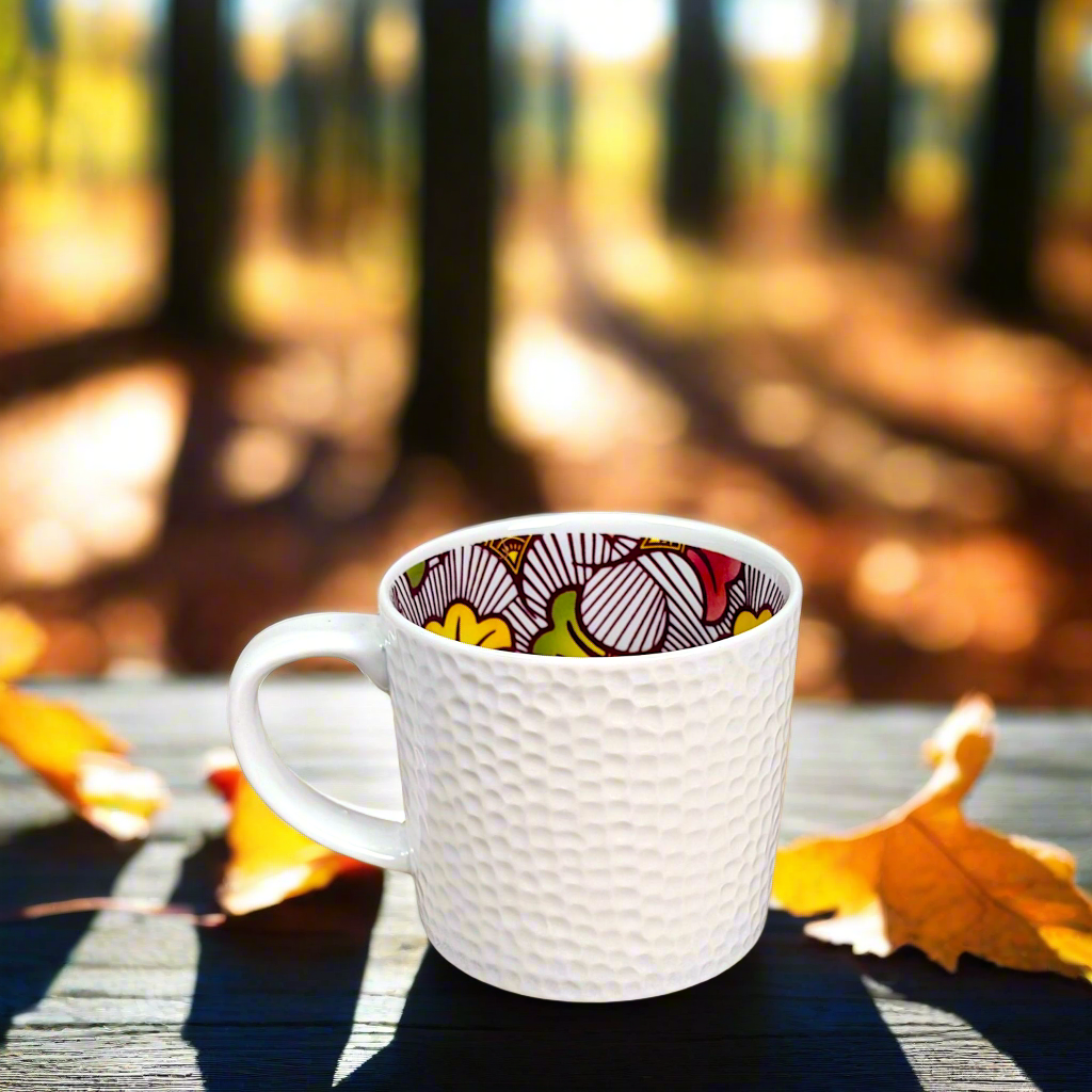 Coffret petit déjeuner en porcelaine fine française, orné d’un motif WAX "Fleurs de Mariage", composé d'une assiette creuse, d'une tasse à  café et d'un MUG, présentés dans une boîte prestige.