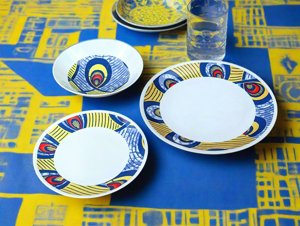 Coffret d'assiettes rondes en porcelaine fine Française fabriquées à la demande avec motif anneaux larges WAX d'afrique "Nos destins entrelacés" dans coffret de 6 assiettes.