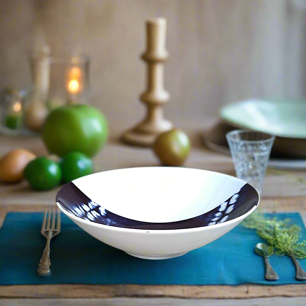Coffret d'assiettes rondes en porcelaine fine Française fabriquées à la demande avec motif bande larges ethnique d'Afrique "Indigo intense" bleu dans coffret de 6 assiettes