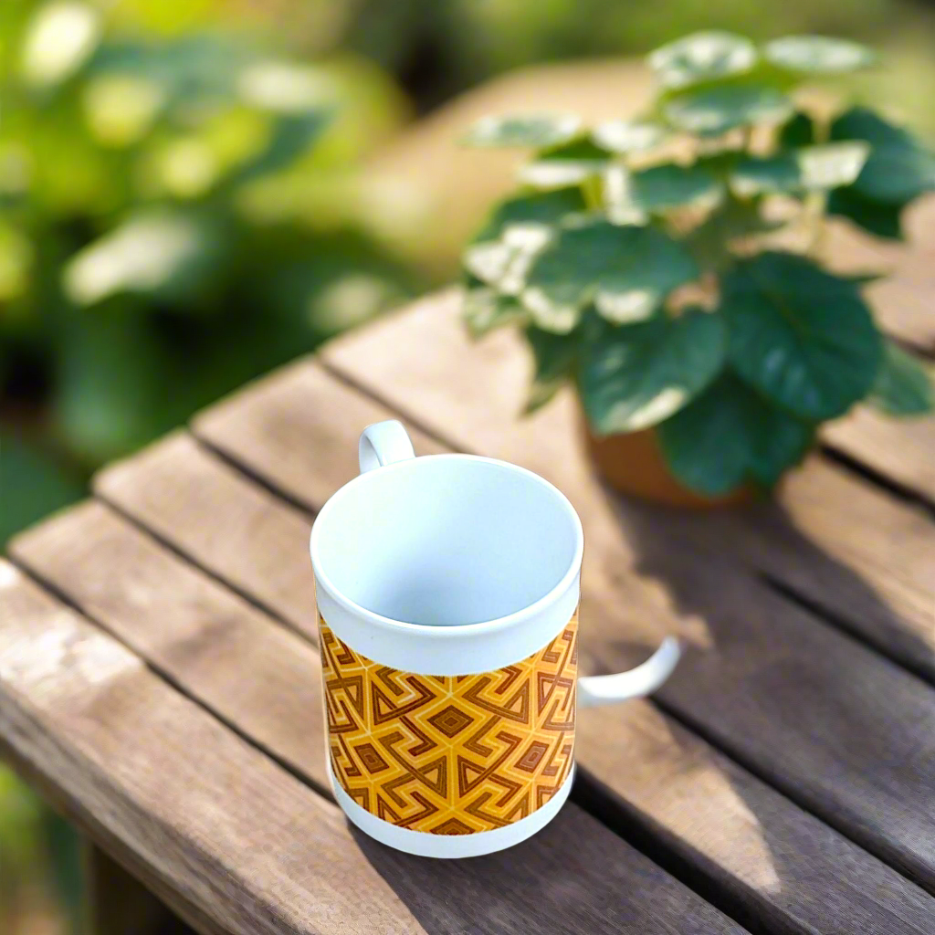 Coffret petit déjeuner en porcelaine fine française, orné d’un  motif bande ethnique d'Afrique "#Ntshak (du peuple Kuba Ethnie shouwa du Congo) composé d'une petite assiette, d'un grand bol et d'un MUG, présentés dans une boîte prestige.
