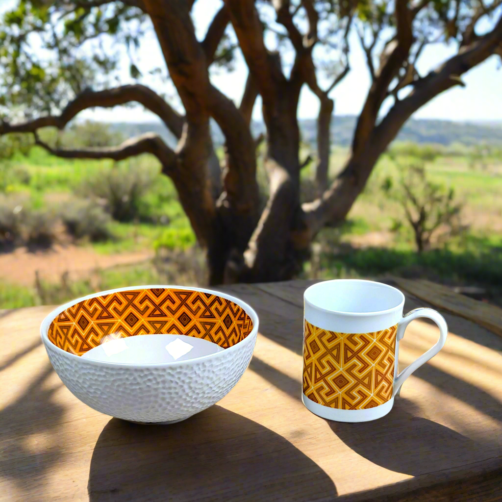 Coffret petit déjeuner en porcelaine fine française, orné d’un  motif bande ethnique d'Afrique "#Ntshak (du peuple Kuba Ethnie shouwa du Congo) composé d'une petite assiette, d'un grand bol et d'un MUG, présentés dans une boîte prestige.