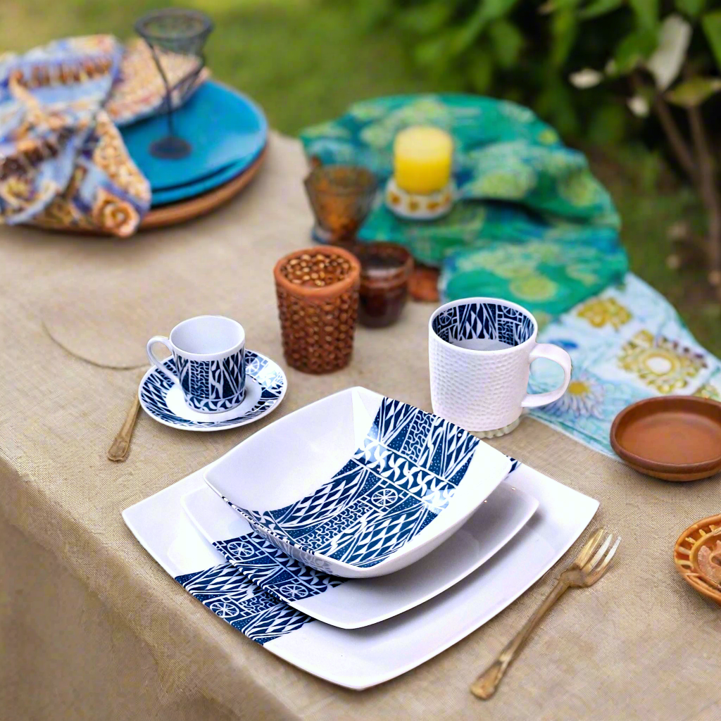 Coffret d'assiettes carrées en porcelaine fine Française fabriquées à la demande avec motif bande ethnique d'Afrique "Ndop" bleu du Cameroun, présenté dans un coffret de 6 assiettes.