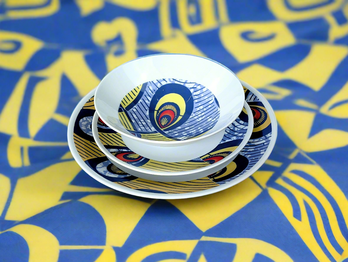 Coffret d'assiettes rondes en porcelaine fine Française fabriquées à la demande avec motif anneaux larges WAX d'afrique "Nos destins entrelacés" dans coffret de 6 assiettes.