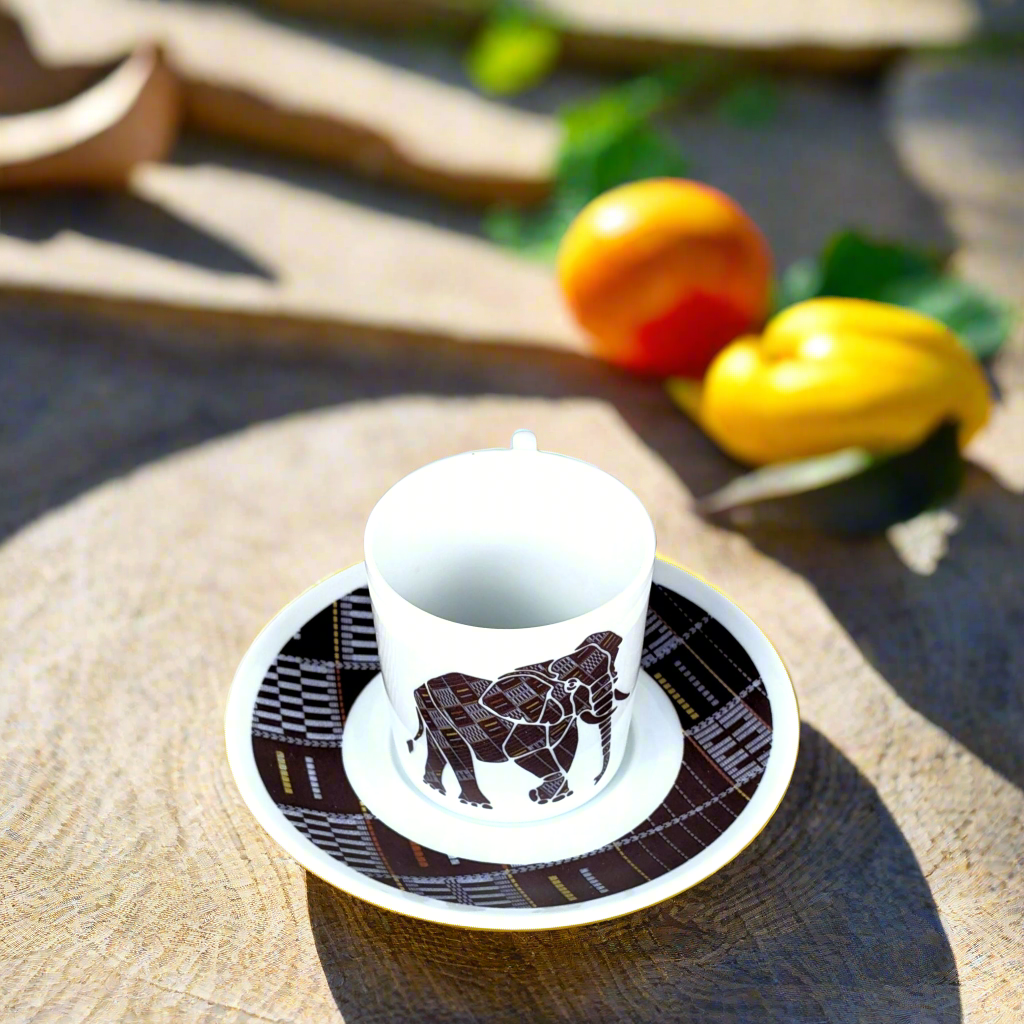 Tasse à Café en porcelaine fine Française fabriquée à la demande avec soucoupe motif animaux : Elephant de Côté d'Ivoire "Sénoufo noir"