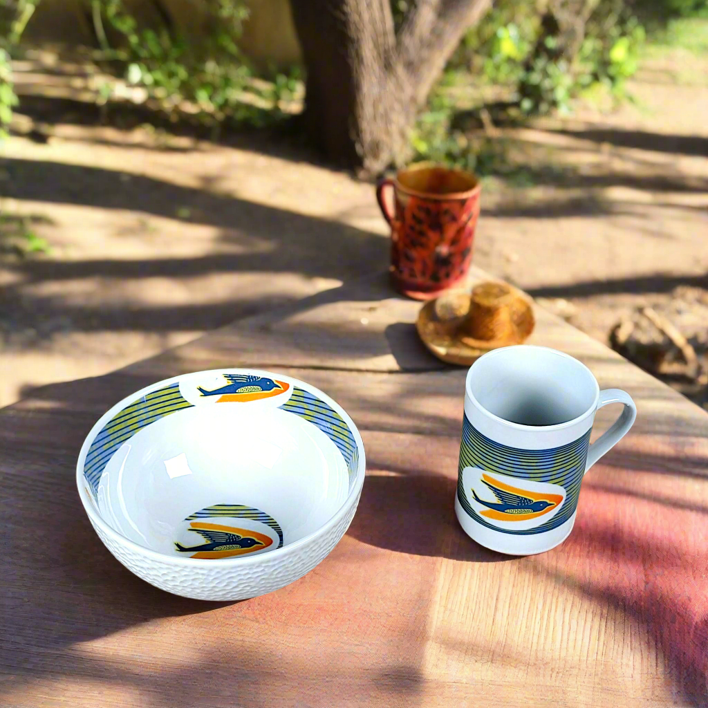 Coffret petit déjeuner en porcelaine fine française, orné d’un  motif anneau WAX "hirondelles"  composé d'une petite assiette, d'un grand bol et d'un MUG, présentés dans une boîte prestige.