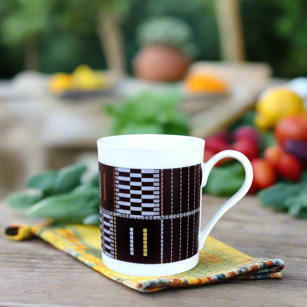 Mug en porcelaine fine Française fabriqué à la demande, motif de Côté d'Ivoire,  extérieur  "Sénoufo noir"