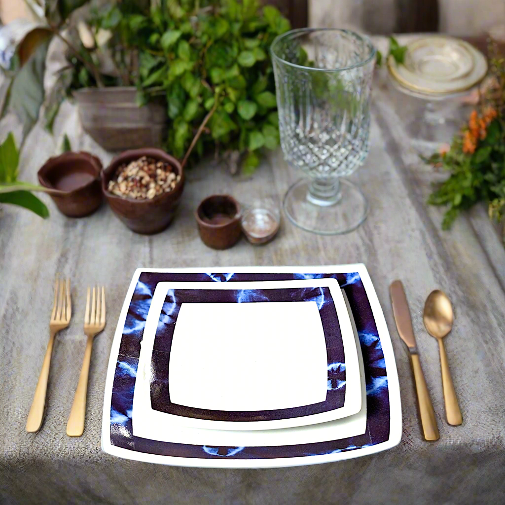 Coffret d'assiettes carrées en porcelaine fine Française fabriquées à la demande avec motif ethnique d'Afrique bleu nuit " Indigo", présenté dans un coffret de 6 assiettes