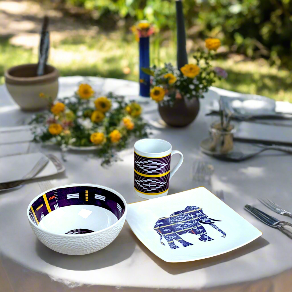 Coffret petit déjeuner en porcelaine fine française, orné d’un motif Baoulé de Côte d’Ivoire, composé d'une petite assiette, d'un grand bol et d'un MUG, présentés dans une boîte prestige.