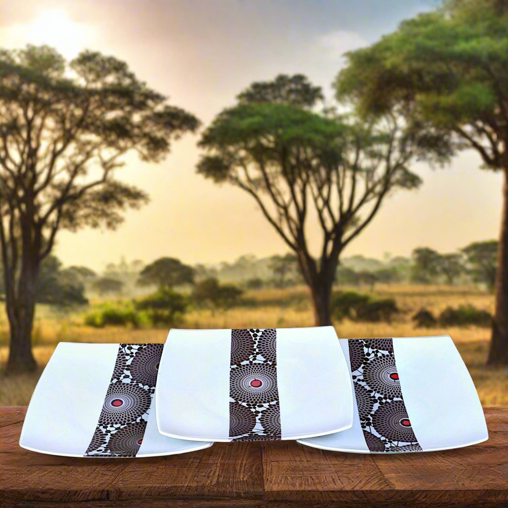 Coffret d'assiettes carrées en porcelaine fine Française fabriquées à la demande avec motif bande Ethnique d'Afrique " masques d'Afrique de l'Ouest et gammaphone noire" dans coffret de 12 assiettes