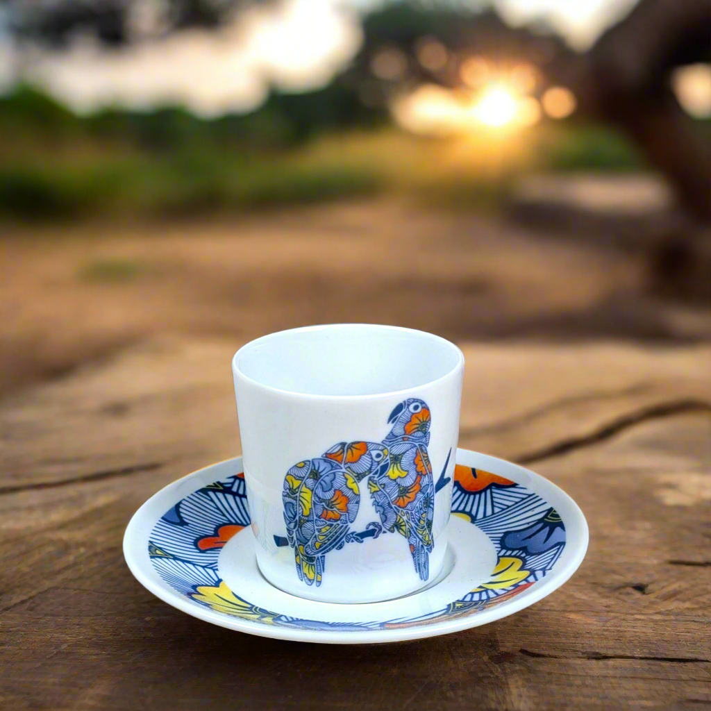 Coffret de 4 tasses à Café avec soucoupes en porcelaine fine Française motif plein wax d'Afrique motifs animaux antilope, gorille, inséparable, guépard