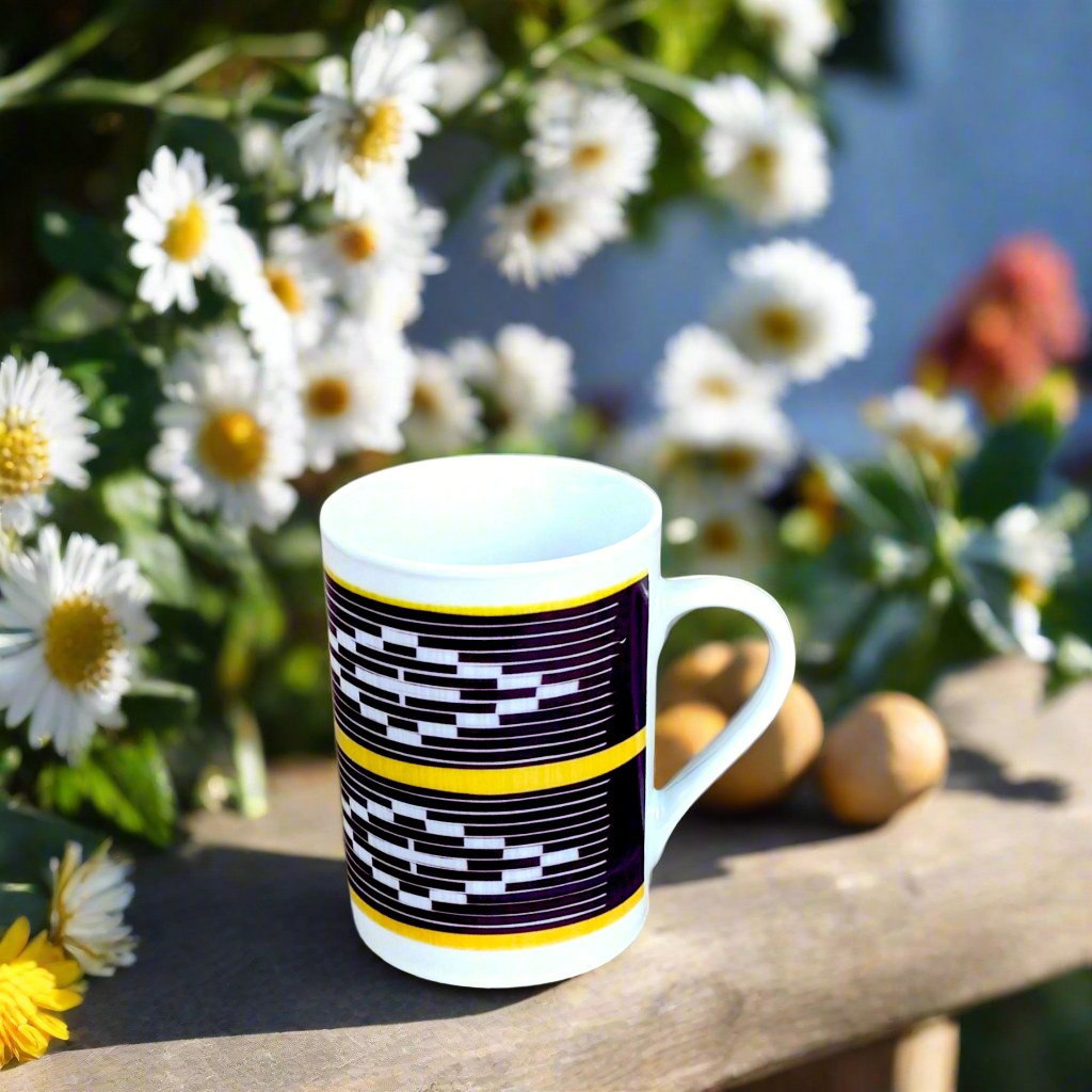 Coffret petit déjeuner en porcelaine fine française, orné d’un motif Baoulé de Côte d’Ivoire, composé d'une petite assiette, d'un grand bol et d'un MUG, présentés dans une boîte prestige.