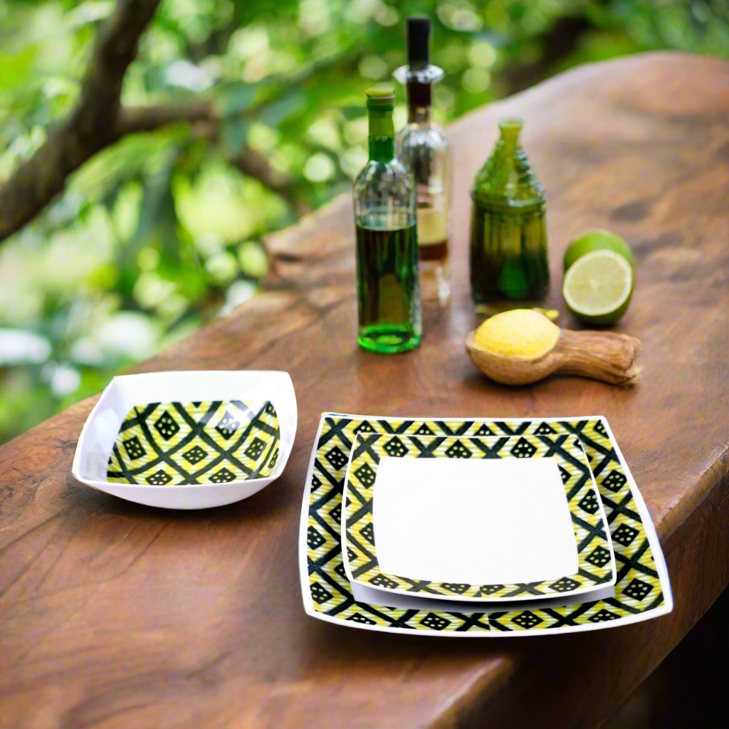 Coffret d'assiettes carrées en porcelaine fine Française fabriquées à la demande avec motif bande yoruba d'Afrique "Ibukunoluwa"   dans coffret cadeau de 6 assiettes.