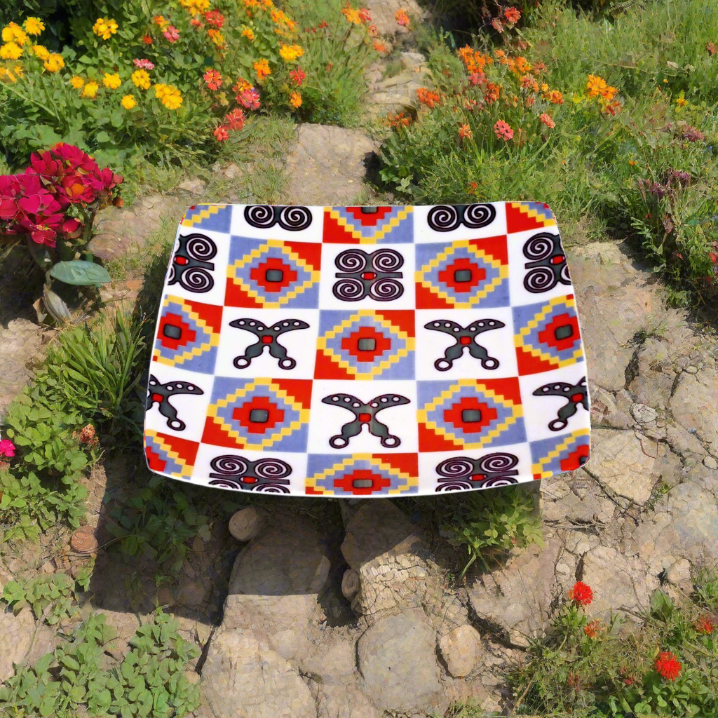 Coffret d'assiettes en porcelaine Française fabriquées à la demande avec  carrées motif plein traditions d'Afrique "Adinkra" du Ghana et de Côtes d'Ivoire dans coffret de 12