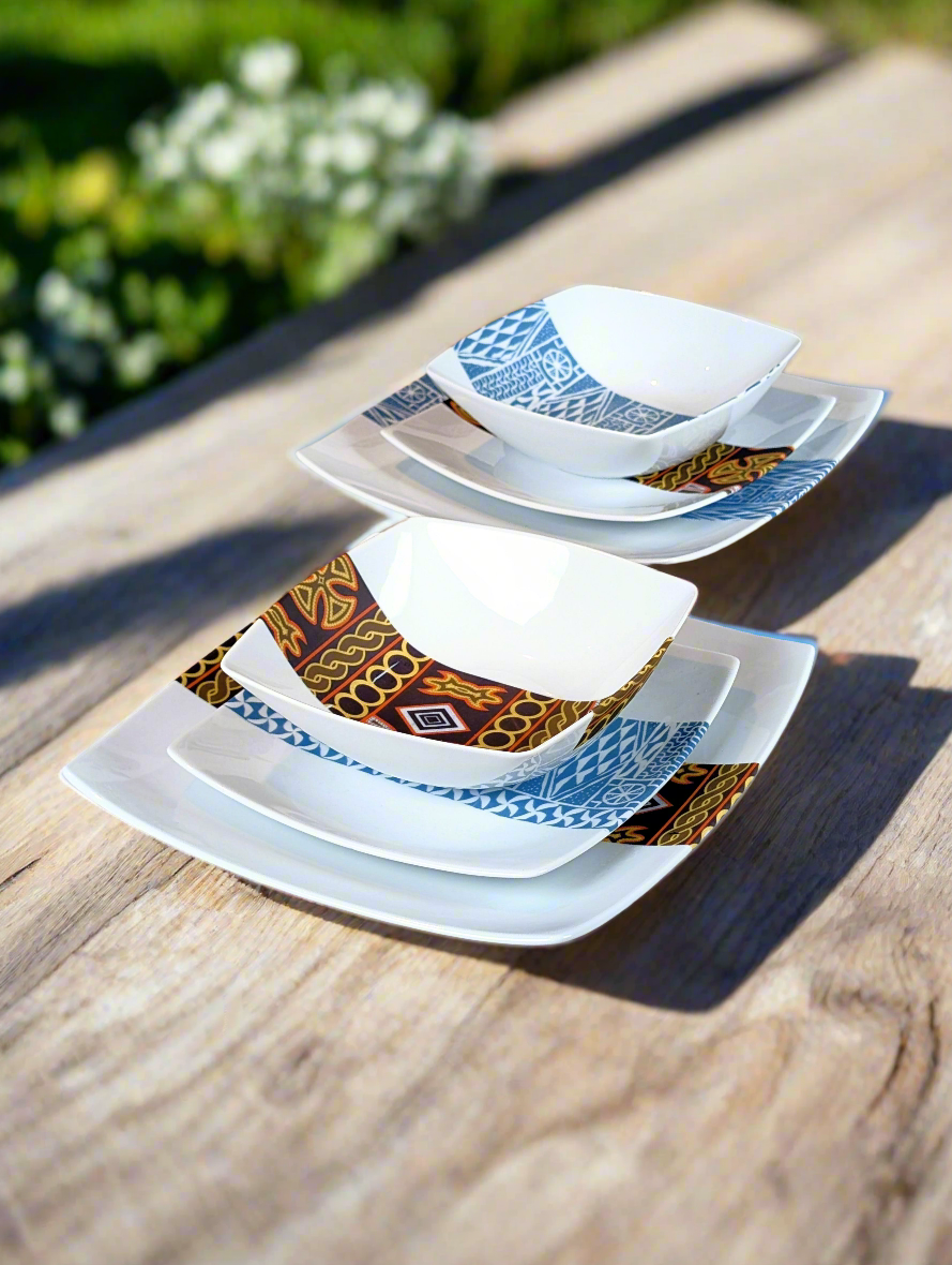 Coffret d'assiettes carrées en porcelaine fine Française fabriquées à la demande avec motif bande ethnique d'Afrique "Ndop" bleu du Cameroun, présenté dans un coffret de 6 assiettes.