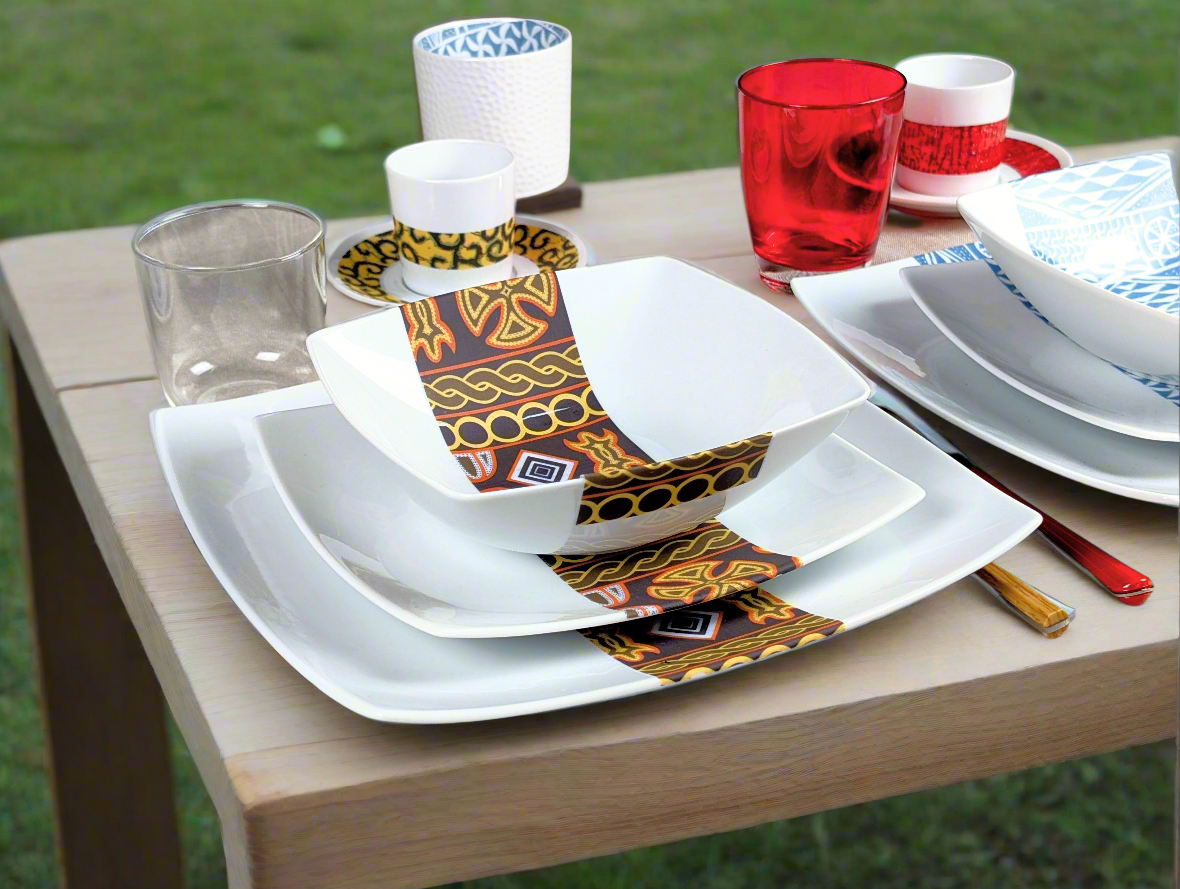 Coffret d'assiettes carrées en porcelaine fine Française fabriquées à la demande avec motif bande ethnique d'Afrique "Ndop" noir du Cameroun, présenté dans un coffret de 6 assiettes.