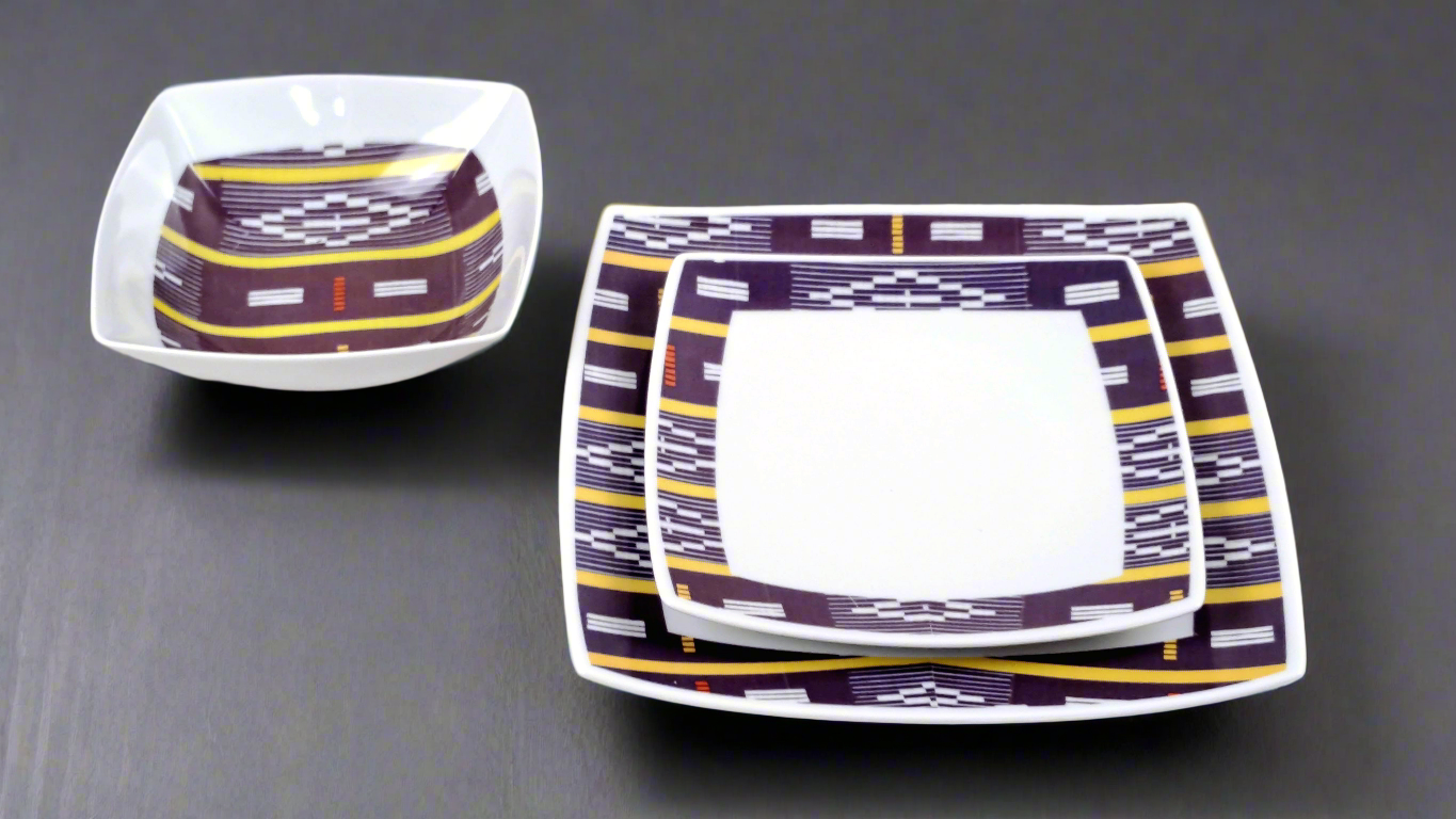 Coffret d'assiettes carrées en porcelaine fine Française fabriquées à la demande avec motif bande Ethnique d'Afrique "Baoulé" de Côte d'Ivoire dans coffret de 6 assiettes